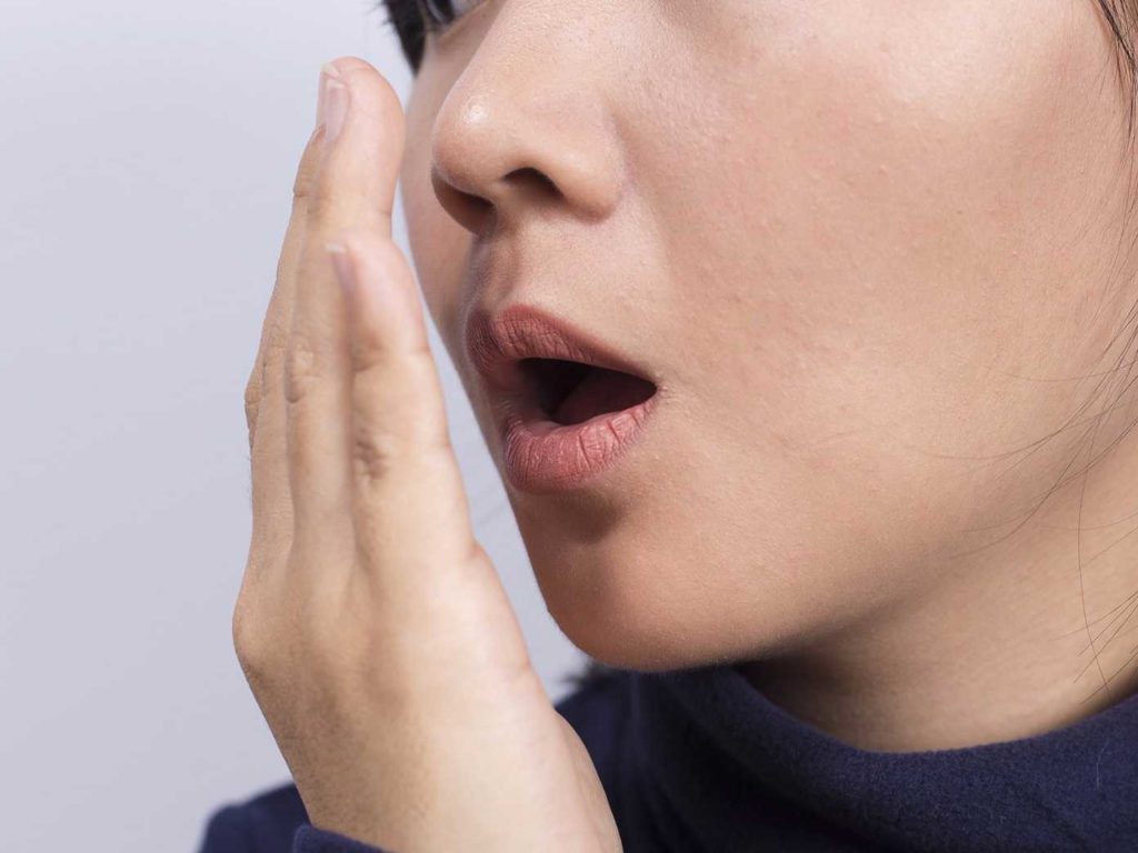 اسباب وعلاج رائحة الفم الكريهة